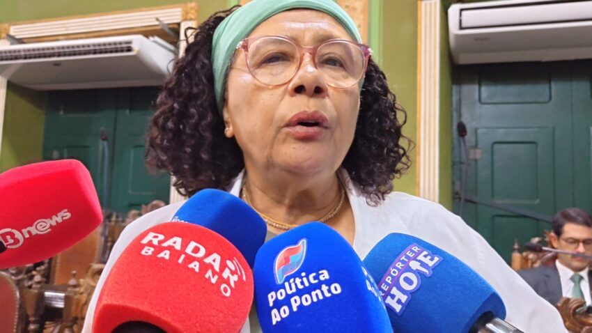 Justiça suspende título a Flávio Bolsonaro e vereadora critica uso eleitoral